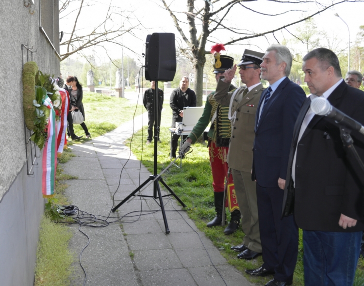 Nagyköveti koszorúzás az emléktáblánál